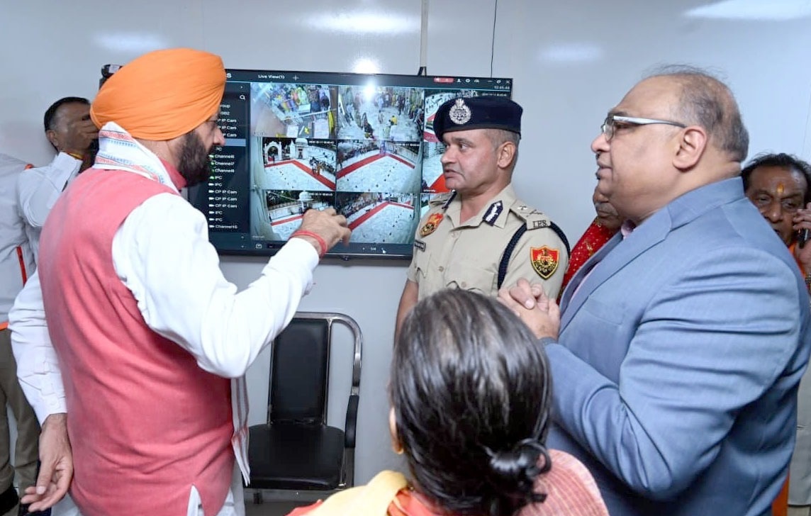 Chief Minister reviewing the CCTV control room
